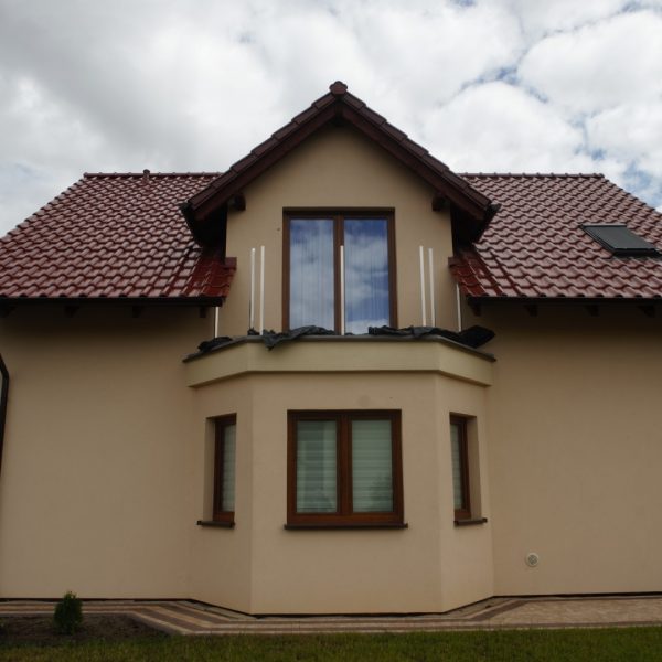 Pokrycie dachowe z dachówki Röben Monza Plus kasztan o eleganckim, naturalnym wykończeniu.